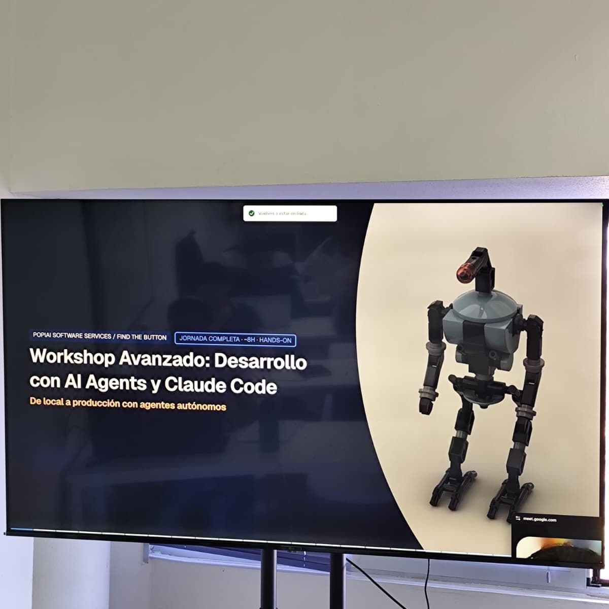 Pantalla del aula con la portada del Workshop Avanzado: Desarrollo con AI Agents y Claude Code