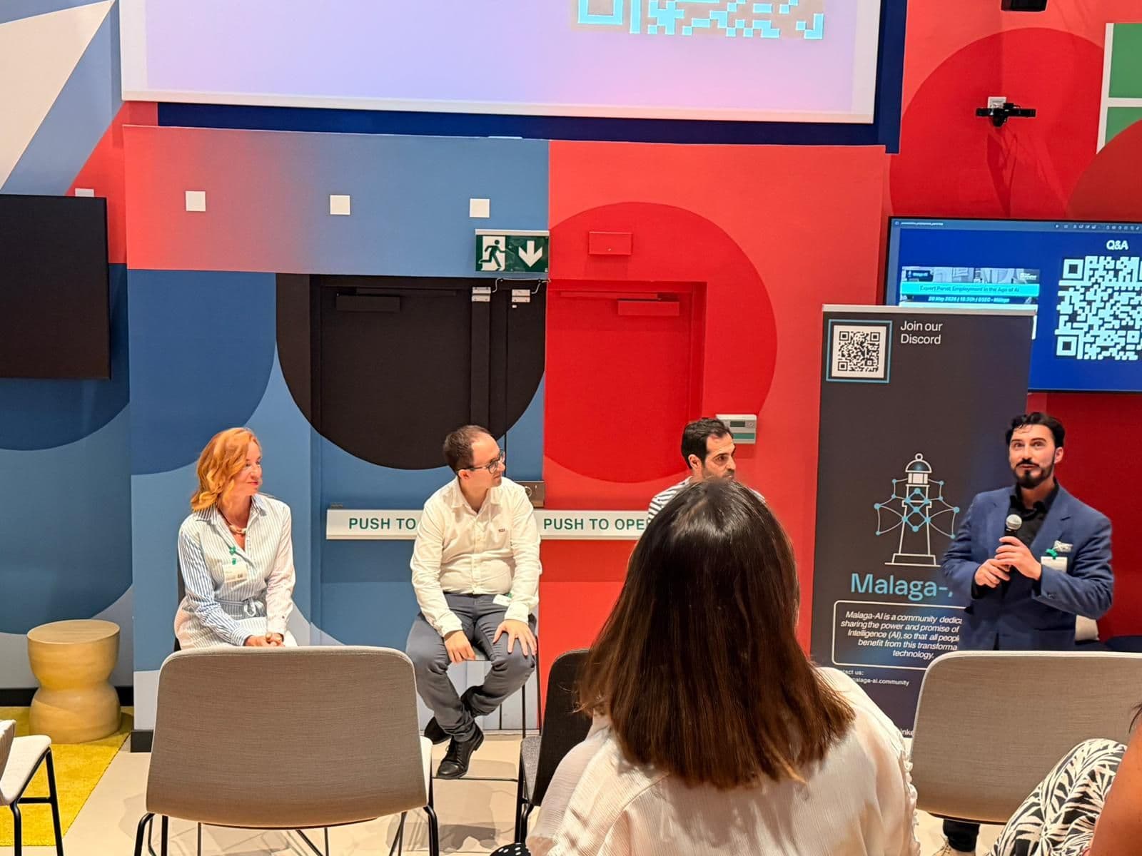 Charla sobre contratación y uso de la IA en las oficinas de Google Málaga, con el ponente de pie ante el panel