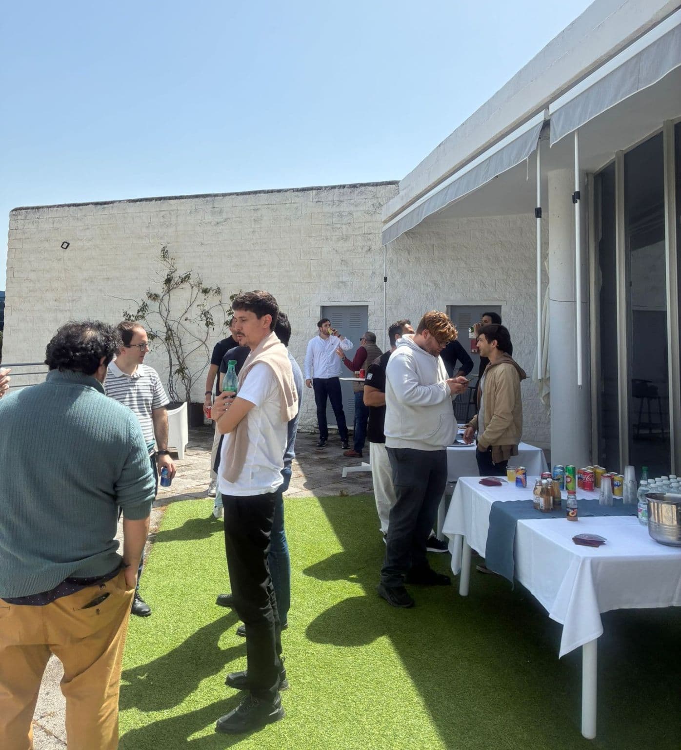 Asistentes conversando en la terraza durante el descanso de una formación